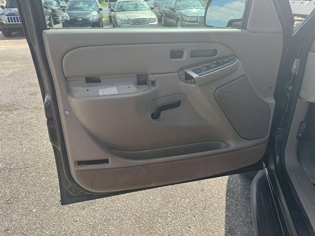 2004 Chevrolet Suburban LS - Photo 11